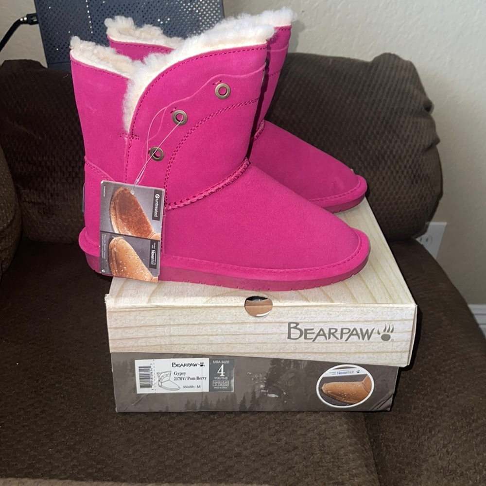 Bear Paw size 4 youth Pom Berry color new come with original box